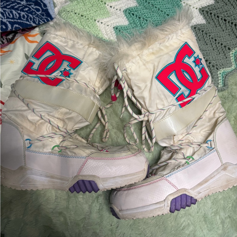 DC vintage Y2K White Snow Boots with fur trim